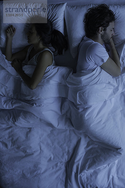 Paar schläft im Bett