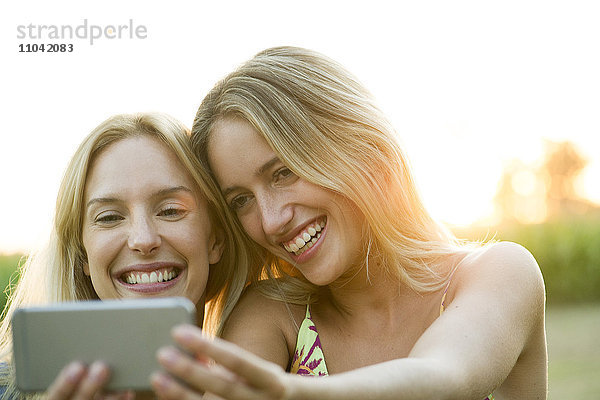 Paar-Posing für Smartphone-Selfie