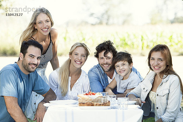 Familie beim gemeinsamen Picknick im Freien  Gruppenportrait
