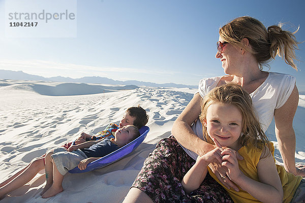 Familie entspannt gemeinsam am White Sands National Monument  New Mexico  USA