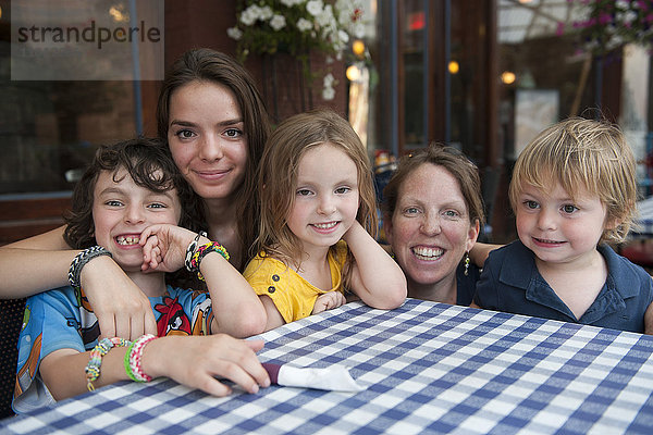 Familie zusammen im Außencafé  Porträt
