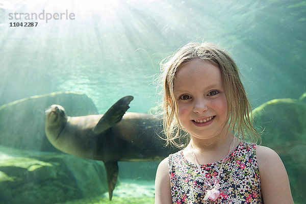 Kleines Mädchen im Aquarium  Portrait