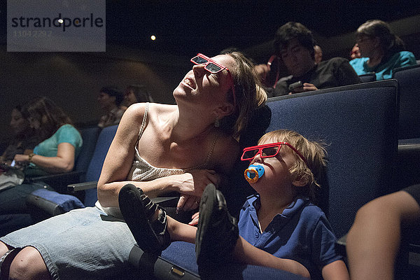 Mutter und Kleinkind-Sohn beim 3-D-Film im Kino