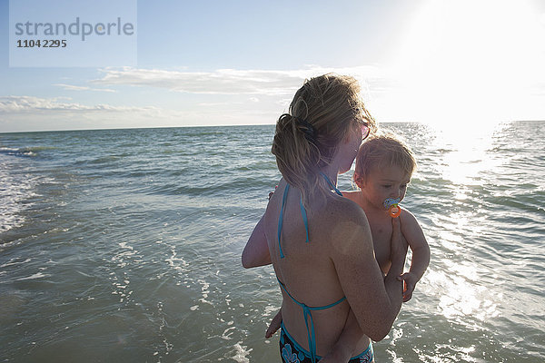 Mutter waten im Wasser mit Kleinkind Junge