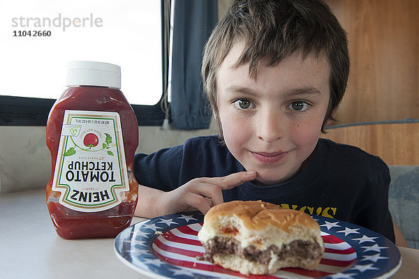 Junge mit Hamburger  Portrait