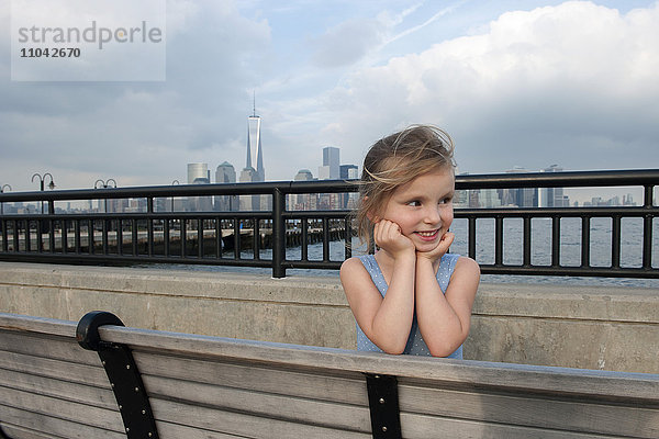Kleines Mädchen am Pier bei New York City  New York  USA