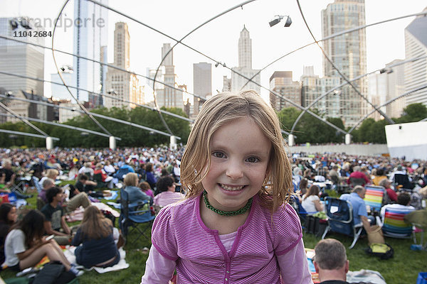 Kleines Mädchen im Jay Pritzker Pavillon  Millennium Park  Chicago  Illinois  USA