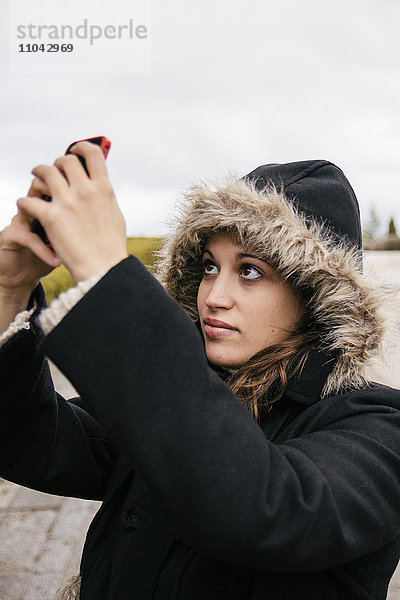 Kaukasische Frau nimmt Selfie im Freien