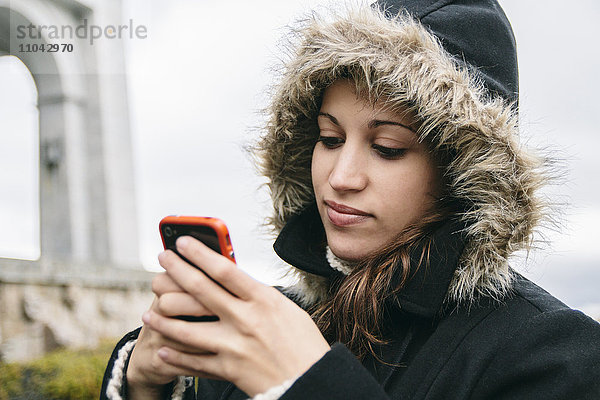 Kaukasische Frau benutzt Mobiltelefon