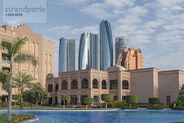 Wasserfront in der Nähe moderner Hochhäuser  Abu Dhabi  Emirat Abu Dhabi  Vereinigte Arabische Emirate