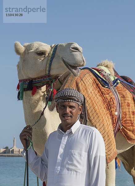 Mann aus dem Nahen Osten mit Kamel in der Nähe der Stadt