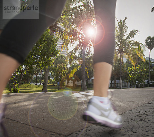 Beine einer kaukasischen Frau beim Joggen in der Stadt