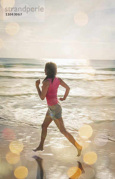 Kaukasische Frau joggt am Strand