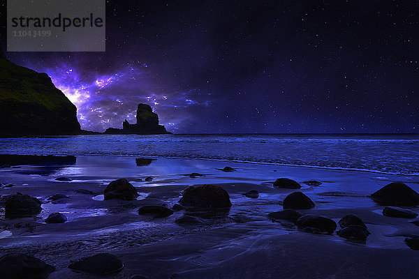 Nachthimmel über der felsigen Küstenlinie von Carbost  Isle of Skye  Schottland