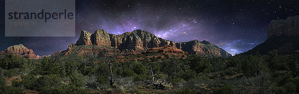 Wüstenlandschaft und Nachthimmel  Sedona  Arizona  Vereinigte Staaten