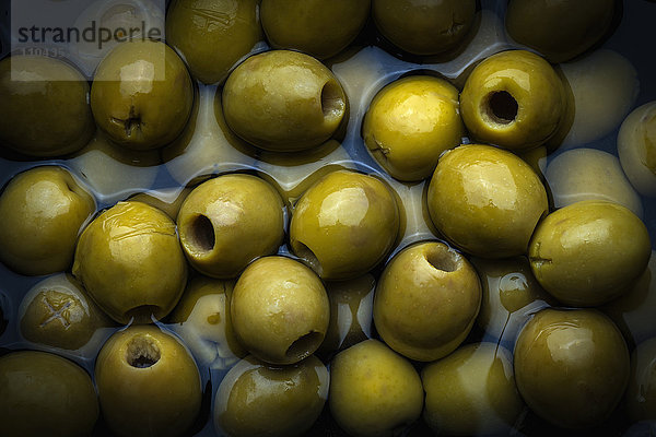 Grüne Oliven in Flüssigkeit