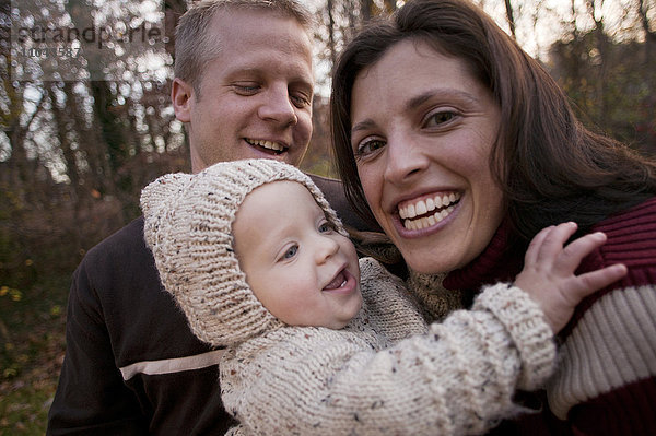 Familie lacht im Freien