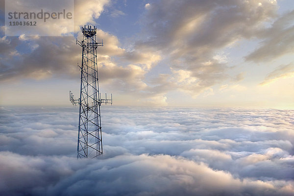 Mobilfunkturm über den Wolken
