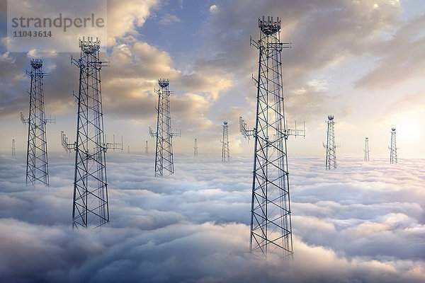 Mobilfunktürme über den Wolken