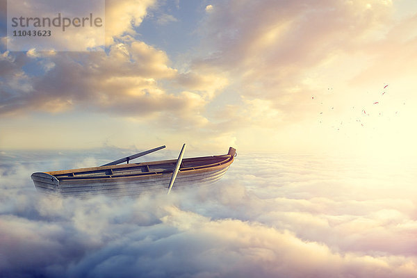 Leeres Ruderboot über den Wolken