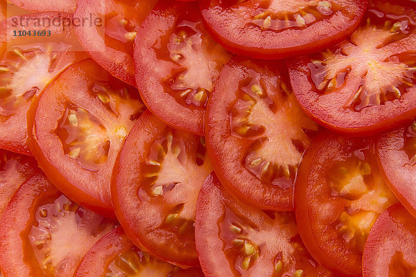 Stapel geschnittener roter Tomaten