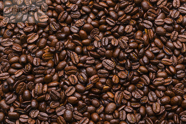 Stapel braun gerösteter Kaffeebohnen