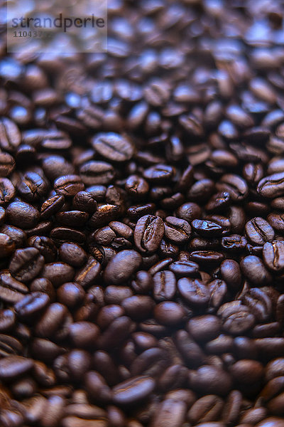 Stapel gerösteter Kaffeebohnen