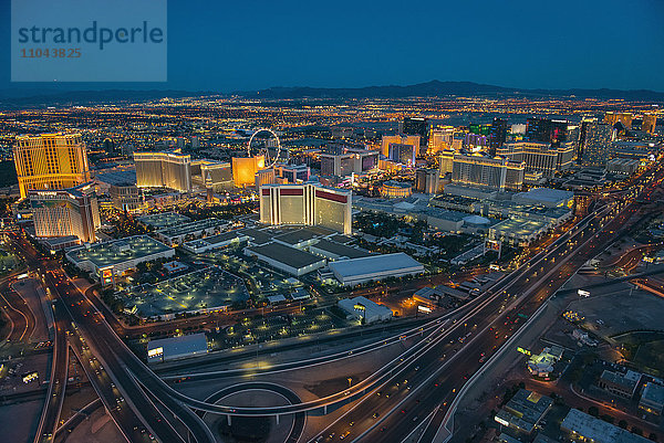 Luftaufnahme einer beleuchteten Stadtlandschaft  Las Vegas  Nevada  Vereinigte Staaten