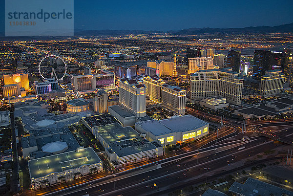Luftaufnahme einer beleuchteten Stadtlandschaft  Las Vegas  Nevada  Vereinigte Staaten
