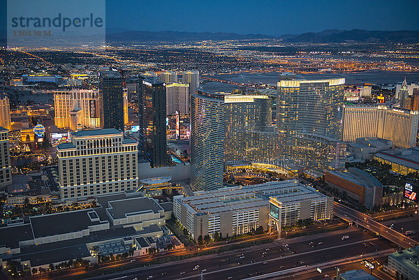 Luftaufnahme einer beleuchteten Stadtlandschaft  Las Vegas  Nevada  Vereinigte Staaten