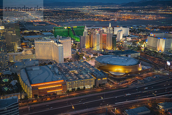 Luftaufnahme einer beleuchteten Stadtlandschaft  Las Vegas  Nevada  Vereinigte Staaten