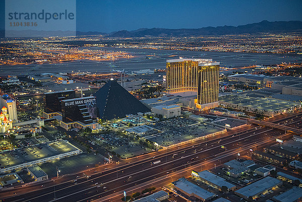 Luftaufnahme einer beleuchteten Stadtlandschaft  Las Vegas  Nevada  Vereinigte Staaten