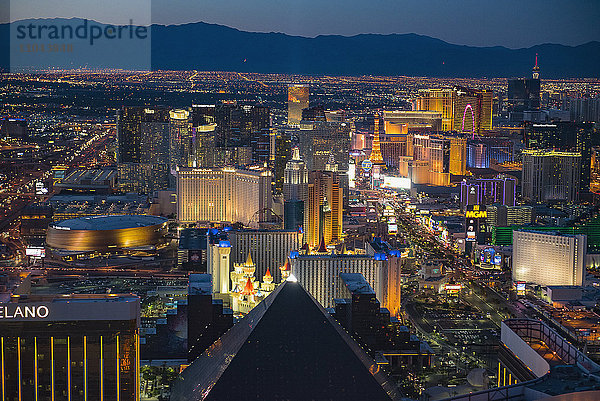 Luftaufnahme einer beleuchteten Stadtlandschaft  Las Vegas  Nevada  Vereinigte Staaten