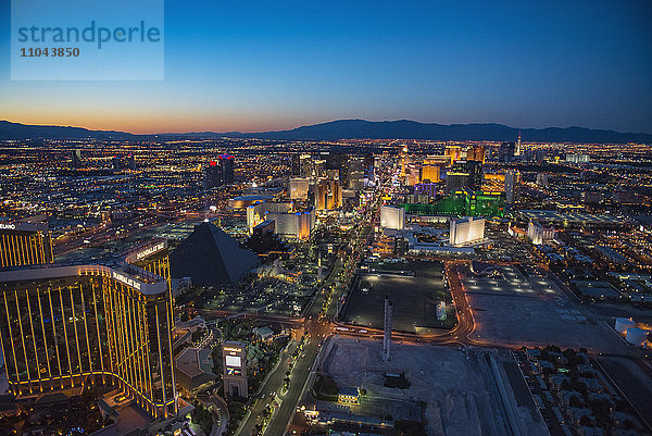 Luftaufnahme einer beleuchteten Stadtlandschaft  Las Vegas  Nevada  Vereinigte Staaten