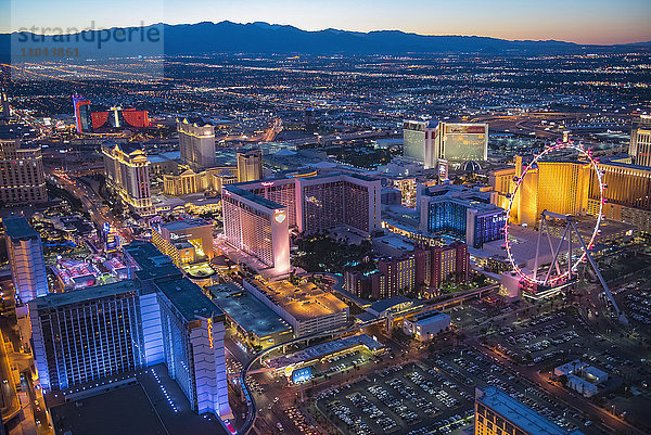 Luftaufnahme einer beleuchteten Stadtlandschaft  Las Vegas  Nevada  Vereinigte Staaten