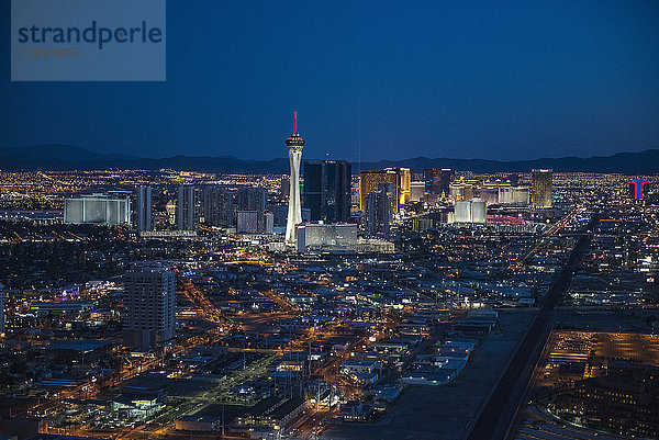 Luftaufnahme einer beleuchteten Stadtlandschaft  Las Vegas  Nevada  Vereinigte Staaten