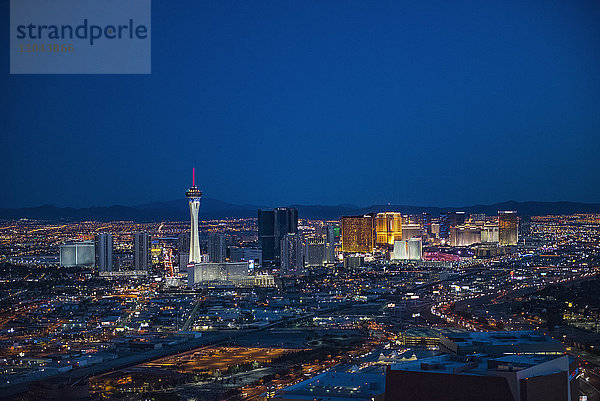 Luftaufnahme einer beleuchteten Stadtlandschaft  Las Vegas  Nevada  Vereinigte Staaten