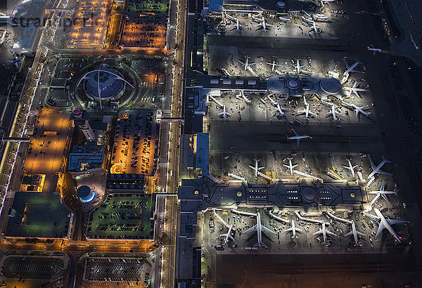Luftaufnahme der in den Gates des Flughafens geparkten Flugzeuge