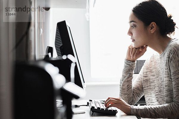 Hispanische Frau am Computer