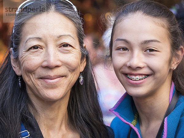 Nahaufnahme einer lächelnden asiatischen Mutter und Tochter