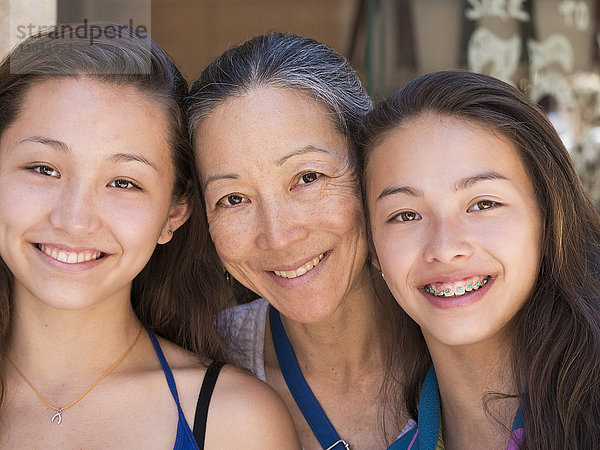 Nahaufnahme einer lächelnden asiatischen Mutter und ihrer Töchter
