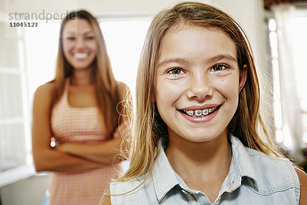 Lächelndes indianisches Mädchen mit Zahnspange