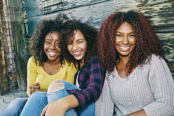 Lächelnde Frauen im Freien