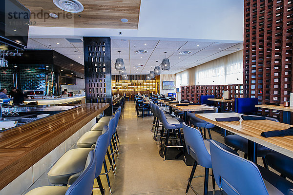 Tische und Stühle in moderner Bar und Restaurant