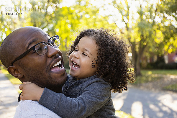 Vater hält Sohn im Freien