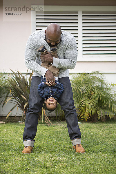 Afroamerikanischer Vater und Sohn spielen im Freien