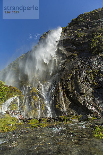 Wasserfall  der sich über eine abgelegene Klippe ergießt