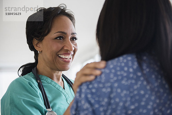 Lächelnde Krankenschwester tröstet Patienten