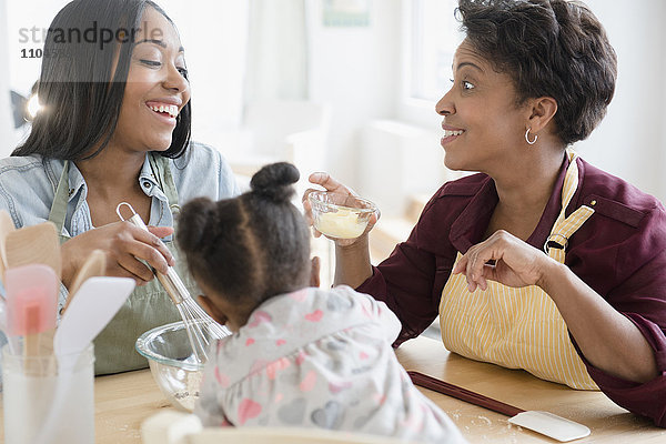 Schwarze Mehrgenerationenfamilie beim Backen