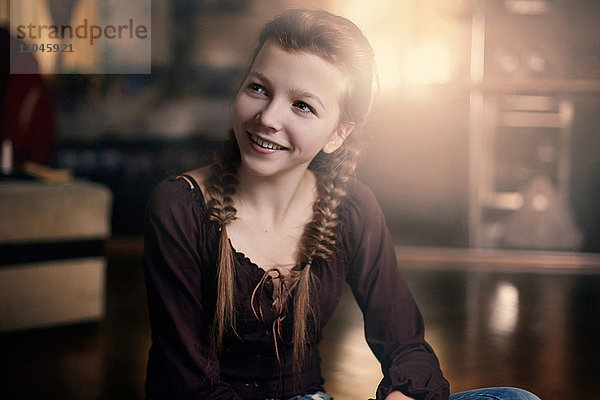 Kaukasisches Teenager-Mädchen lächelt drinnen